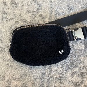 Black sherpa lululemon belt bag